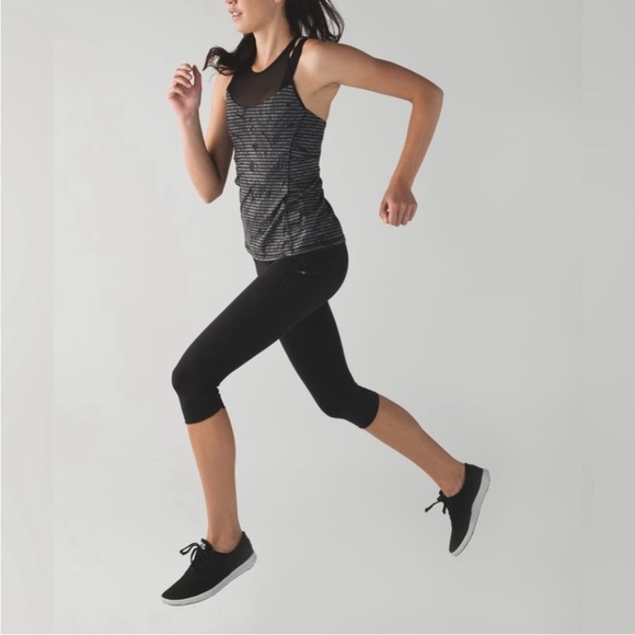 Lululemon Running In The City Tank in Stripe Play Slate Black Size 4 - Picture 4 of 7